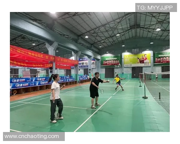 逆风翻盘羽毛球赛场勇夺冠军展现拼搏精神与团队合作的力量